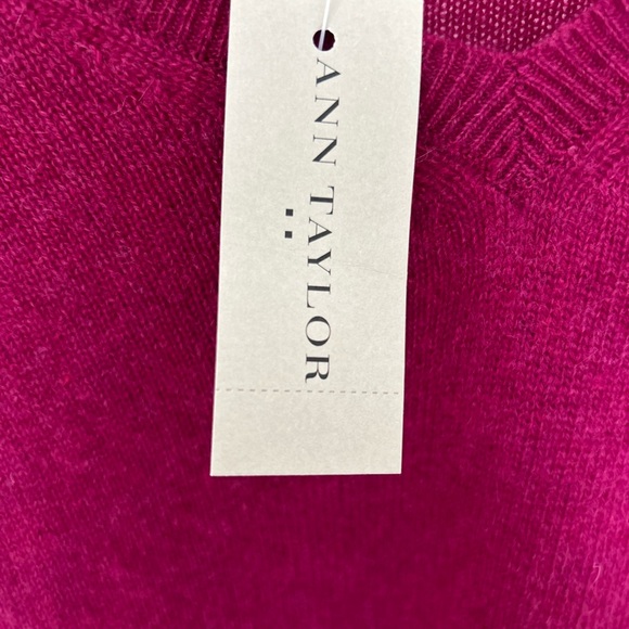 Ann Taylor beautiful light weight raspberry cashmere crewneck sweater. NWT - Picture 2 of 5